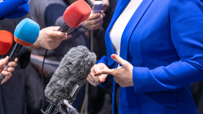 Frau im Interview mit Medien